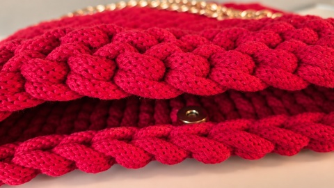 Malinowa kopertówka Amore handmade – gruby splot i zapięcie na magnes